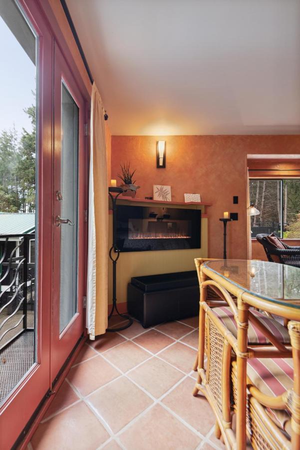 Salt Spring Carriage House B&B Ganges Bagian luar foto